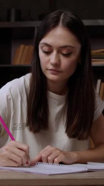 Bilgisayarın önündeki ofis masasında çalışan konsantre bir esmer. Genç öğrenci internetten bilgileri inceliyor ve part-time bir iş görüşmesine hazırlanıyor. Çalışkan öğrenci.