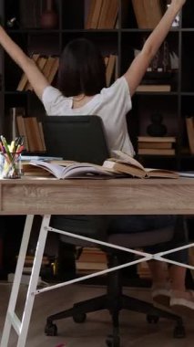 Genç ve güzel bir esmer, elleri havada ve masasında büyük bir mutluluk gülümsemesi dönüyor, heyecanla. Öğrenci, istenen üniversiteye kabul edildiği için mutlu.