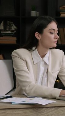 Bilgisayarda klavyede çalışan kendine güvenen genç profesyonel yönetici. İş kadını işyerinde oturmuş internet sitesinden bilgi arıyor ve yorgunluktan iç çekiyor.