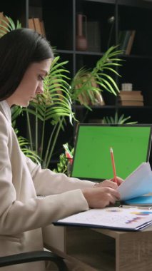 Esmer bir istatistikçi, piyasa segmentlerini bilgi grafiklerine yapılan satış istatistiklerini kullanarak analiz eder. Genç bir ticaret uzmanı, iş yerindeki bilgisayarındaki verilerle çalışmak için uygun bir uygulama kullanır.