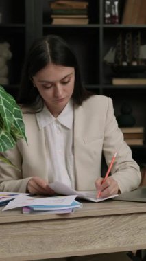 Uluslararası bir şirketin kadın muhasebecisi titizlikle birkaç belgeyi kontrol ediyor. Güzel bir ofiste, bir ofis masasındaki genç esmer kadın bilgisayar üzerinde çalışıyor ve verileri ve rakamları analiz ediyor.