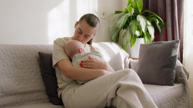 Sakin bir anne annelikten ve anne ile bebek arasındaki güçlü bağdan hoşlanır. Genç anne bebeğini kollarına alır ve annesine sevgi ve sıcaklık sunar. Mutlu annelik