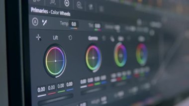 Renk dereceli bir bilgisayar monitörünün yakın çekimi. Video ya da fotoğraf sonrası prodüksiyon. Profesyonel fotoğraf ve video düzenleme yazılımı. Işık ve renk düzeltme halkaları. Renk tekerlekleri