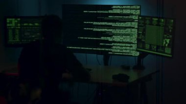 Gizli şirket verilerini saklayan birkaç monitörün önünden gelen anonim hacker virüs tarafından kırılıyor. Hacker zayıf güvenlikle birkaç veri sunucusunu kırıyor. Güvenlik ve siber saldırılar kavramı