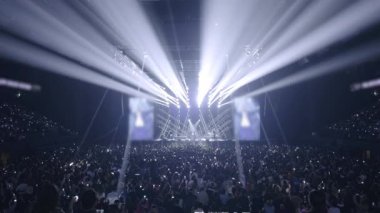 En sevdikleri sanatçılarla dans edip şarkı söyleyen bir sürü insanla konser atmosferi. Dans ve müziğe hevesli hayranlar için gece festivali. Sahne ışıklarının renkli ışıkları