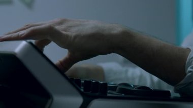 Bir renk panelinin yakın plan görüntüsü. RGB tekerleklerini kullanarak ayarlar ve değişiklikler yapan bir erkek renk uzmanının elleri. Yapım sonrası video. Profesyonel prodüksiyon sonrası programlama ve aygıtlar