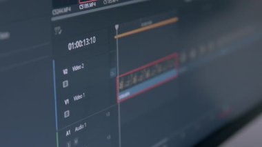 Düzenleme ve renklendirme kliplerinin iş akışı. Video düzenleyici ve renklendirici programı olan büyük bilgisayar monitörleri. Özel düzenleme ayarları. Yapım sonrası renk düzeltmesi