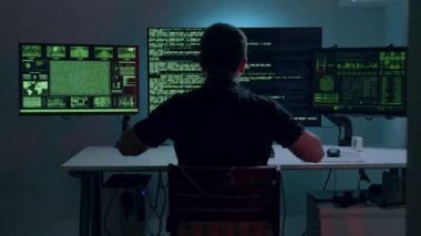 Gizli şirket verilerini saklayan birkaç monitörün önünde kulaklığı olan isimsiz bir erkek hacker virüs tarafından kırılıyor. Hacker zayıf güvenlikli birkaç veri sunucusunu çökertiyor.