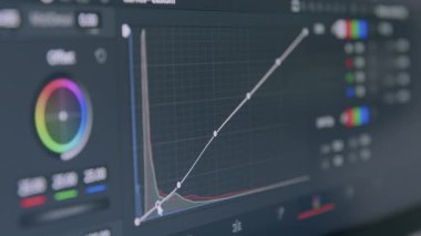 Yapım sonrası görüntü renk düzeltmesi yapılıyor, ön planda. Profesyonel video düzenleme ve renk düzeltme programı. Karanlık, gölge, arka plan. Makro ekran görüntüsü. Renk tekerlekleri