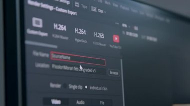 Düzenleme ve renklendirme kliplerinin iş akışı. Video düzenleyici ve renklendirici programı olan büyük bilgisayar monitörleri. Özel düzenleme ayarları. Yapım sonrası renk düzeltmesi
