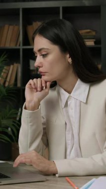 Genç bayan yönetici dizüstü bilgisayar kullanarak müşteri için proje planı hazırlıyor. Profesyonel ofis çalışanı son konuşmanın detaylarını mesajda özetliyor