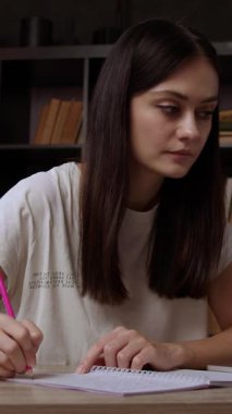 Genç öğretmen parlak ve modern bir ofiste çalışıyor ve öğrencilerle birlikte okul derslerine hazırlanıyor. Güzel esmer kadın internette ilginç bilgiler arıyor.