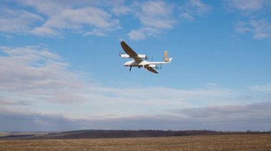 Beyaz akıllı tarım aracı gökyüzünde uçuyor. Drone sahaya iniyor. Hava helikopteri uzun mesafeden tarımı ve tarlaları filme alır. Tarım alanında modern yenilikler