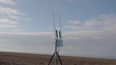 Modern bağlantı istasyonu. Cep telefonu anteni, merkez istasyon kırsal bölgedeki sinyalleri iletiyor. İletişim istasyonu. Cep telefonu kulesi 5G sinyali yayıyor. İletişim teknolojisi.