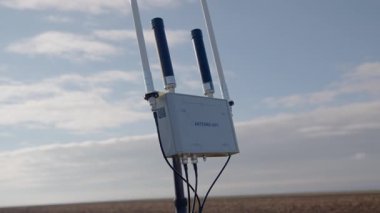 Telefon kulesi anteninin etrafında uçan İHA, kırsal alanda sinyal gönderen üs istasyonu. İletişim istasyonu. Telefon kulesi 5G sinyali yayar. Modern iletişim teknolojisi.