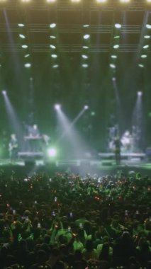 Sahnede büyük bir izleyici kitlesi için çalacaklar. Hayranlar şarkıları ve dansı seviyor. Konser salonu yeşil, sarı ışıkta bir sürü insanla dolu. Müzikal eğlencenin önünde duran izleyiciler