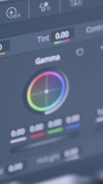 Renk dereceli bir bilgisayar monitörünün yakın çekimi. Video ya da fotoğraf sonrası prodüksiyon. Profesyonel fotoğraf ve video düzenleme yazılımı. Işık ve renk düzeltme halkaları. Renk tekerlekleri