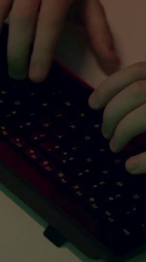 Tuşlara yazı yazan bir kişinin yakın plan görüntüsü. Uzaktan kumanda için bilgisayar ve internet kullanıyor. İnternetteki sosyal ağlara mesaj yazmak. Freelancer müşterilerle online tartışmalar yazıyor