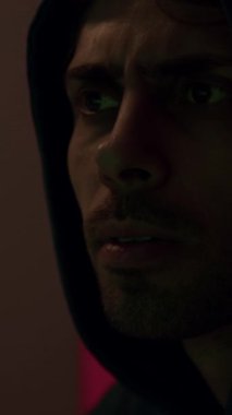 Korkmuş, tedirgin ve odaklanmış bir bilgisayar korsanı. Evinde, yabancı hesapları ve sistemleri yasadışı olarak hackliyor. Komutadaki tehlikeli bilgisayar korsanı sistemlere siber virüs bulaştırıyor.