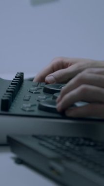 RGB tekerleklerini kullanarak ayarlar ve değişiklikler yapan bir erkek renk uzmanının elleri. Bir renk panelinin yakın plan görüntüsü. Yapım sonrası video. Renk derecelendirme ve düzenleme için profesyonel ekipman