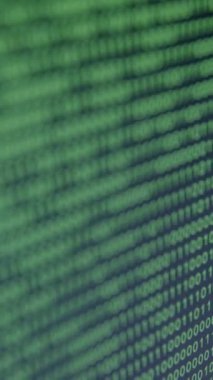 Bitler ve baytlar. Yeşille aydınlatılmış ikili kodlu ekran. Büyük veri, sıfır ve bir, dizi, program, yazılım, ikili dizi, bilim ve teknoloji. Veri, programlar ve siber güvenlik