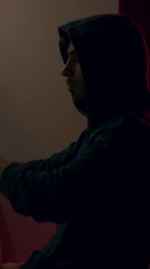  Monitörlerin önünde bilinmeyen bir hacker gizli bilgi ve verileri kırıyor. Siber suçlar, siber güvenlik, hackleme, virüs, tehdit, internet ve çevrimiçi koruma