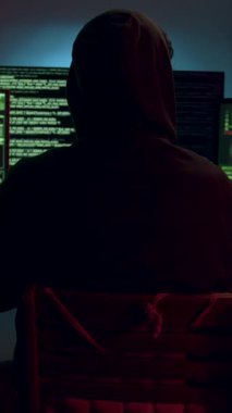 Birden fazla monitörün önündeki bilinmeyen hacker uykuya dalıyor ve hassas kişisel bilgilere ulaşıyor. Siber suçlar, siber güvenlik, hackleme, virüs, tehdit, internet ve kişisel verilerin çevrimiçi korunması