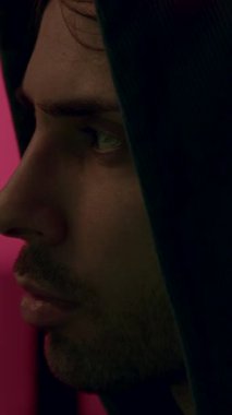 Mahalledeki odaklanmış ve konsantre olmuş erkek hacker bilgisayara bakıyor ve şifreleri ve bankacılık sistemlerini kırıyor. Mahalledeki tehlikeli bilgisayar korsanları siber virüs bulaştırıyor..