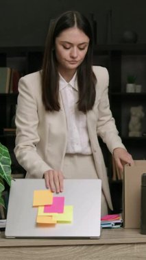 Üzgün, sinirli ve hayal kırıklığına uğramış bir kadın yeni işine gitmek için kişisel eşyalarını karton bir kutuya koyuyor. Genç bayan başka bir ofise ve işe gidiyor. İş olanaklarından hayal kırıklığına uğradım