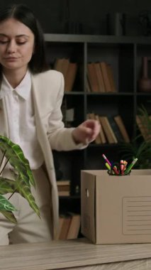 Sinirli, sinirli ve sinirli bir yüze sahip genç bir uzman, eski işyerindeki ofis masasından kişisel eşyalarını topluyor. İşten çıkarılan kadın işini kaybetti ve işsiz..