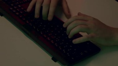 Tuşlara yazı yazan bir kişinin yakın plan görüntüsü. Uzaktan kumanda için bilgisayar ve internet kullanıyor. İnternetteki sosyal ağlara mesaj yazmak. Freelancer müşterilerle online tartışmalar yazıyor