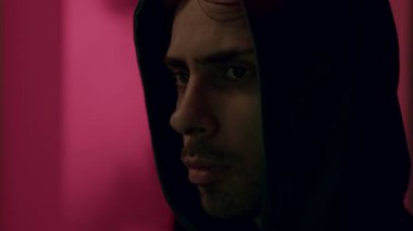 Kapüşonlu ceketli bilgisayar klavyesine yazı yazan ve şifreleri kıran erkek hacker. Kapüşonlu ceketli tehlikeli bilgisayar korsanı sisteme siber virüs bulaştırıyor..