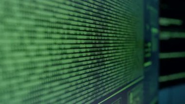 Bitler ve baytlar. Yeşille aydınlatılmış ikili kodlu ekran. Büyük veri, sıfır ve bir, dizi, program, yazılım, ikili dizi, bilim ve teknoloji. Veri, programlar ve siber güvenlik