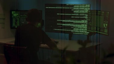 Veri sızıntısı ve hackerların gizli bilgileri. Arkasından, kafasında kulaklıkla büyük bilgisayar monitörleri önünde birkaç veri platformunu kırıyor. İsimsiz adam çeşitli virüsler tanıtıyor.