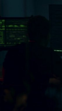 Gizli şirket verilerini saklayan birkaç monitörün önünden gelen anonim hacker virüs tarafından kırılıyor. Hacker zayıf güvenlikle birkaç veri sunucusunu kırıyor. Güvenlik ve siber saldırılar kavramı