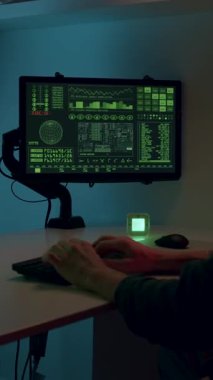 Etrafı dijital kodlarla çevrili gizemli bir hacker parlayan üç monitörden güvenlik duvarını aşmaya çalışıyor. Siber saldırı ve hackleme konsepti.