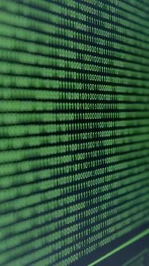 Bitler ve baytlar. Yeşille aydınlatılmış ikili kodlu ekran. Büyük veri, sıfır ve bir, dizi, program, yazılım, ikili dizi, bilim ve teknoloji. Veri, programlar ve siber güvenlik