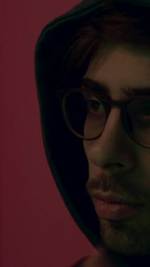 Gözlüklü genç hacker kafasına başlık geçirip yabancı hesapları ve sistemleri yasadışı yollarla hackliyor. Komutadaki tehlikeli bilgisayar korsanı sistemlere siber virüs bulaştırıyor.