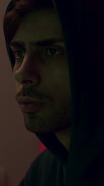 Kapüşonlu genç bir erkek bilgisayar korsanı para için yabancı hesapları ve sistemleri uzaktan hackliyor. Komutadaki tehlikeli bilgisayar korsanı sistemlere siber virüs bulaştırıyor.