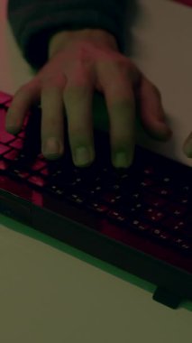 Anahtarları daktilo eden bir kişinin yakın plan görüntüsü. Uzaktan kumanda için bilgisayar ve internet kullanıyor. İnternette sosyal medyada mesajlar yazmak. Freelancer müşterilerle online tartışmalar yazıyor