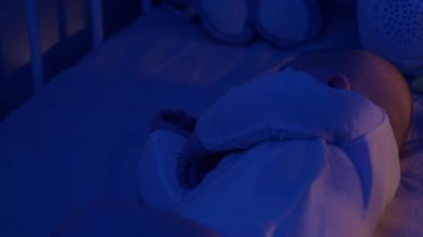 Yeni doğan bebek geceleri beşiğinde sakince uyur. Küçük çocuk evde huzurlu ve huzurlu bir atmosferde dinleniyor. Çocuk bakımı ipuçları