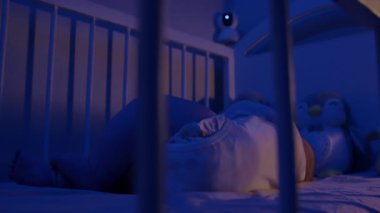 Küçük bebek geceleri beşikteki kablosuz kamerayla izlenir. Akıllı teknoloji, evdeki ebeveynlerin güvenliğini ve iç huzurunu sağlar.