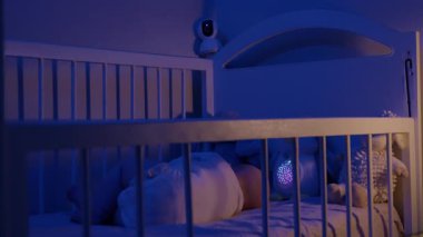 Huzurlu bebek geceleri dijital monitör ve penguen lambasıyla uyur. Güvenlik kamerası çocuk ve ebeveynler için güvenli bir dinlenme sağlar.