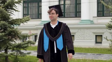 İnsan gururla yürür. Kolları çaprazlanmış, bornoz ve şapka giymiş bir adam dik duruyor. İfade gurur ve tatmin yayar.