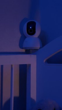 Yatak odasındaki yatak başlığına dijital bebek monitörü yerleştirilmiş. Çevrimiçi teknoloji ebeveynlerin yeni doğan çocuğa bakmasına yardımcı oluyor.