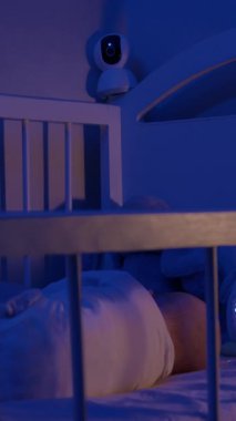 Huzurlu bebek geceleri dijital monitör ve penguen lambasıyla uyur. Güvenlik kamerası çocuk ve ebeveynler için güvenli bir dinlenme sağlar.