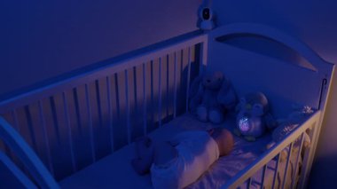Bebek, çevrimiçi monitör saati ve geceleri beşikte hafif müzik oyuncağıyla uyur. Dijital kamera bebek için güvenli ve huzurlu bir uyku sağlar.