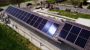 Konut binasının çatısındaki fotovoltaik paneller elektrik üretmek için güneş ışığından faydalanıyor. Geleneksel güç kaynaklarına bağımlılığın azaltılması