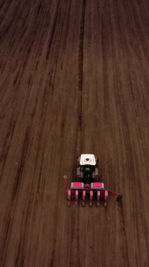 Tarım traktörü ekilen tarlalar boyunca tohum eker. Verimli ürün yönetimini destekleyen gelişmiş hassas tarım yöntemleri