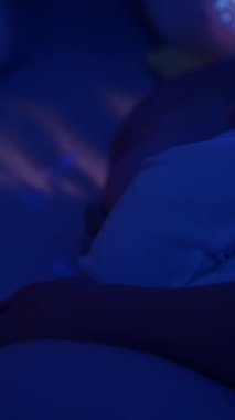 Anne, küçük bebeğini geceleri beşiğinde uykusundan uyandırır. Sevgi dolu bir kadın, evdeki yarı karanlık yatak odasında yeni doğmuş şirin bir çocuğa bakar.